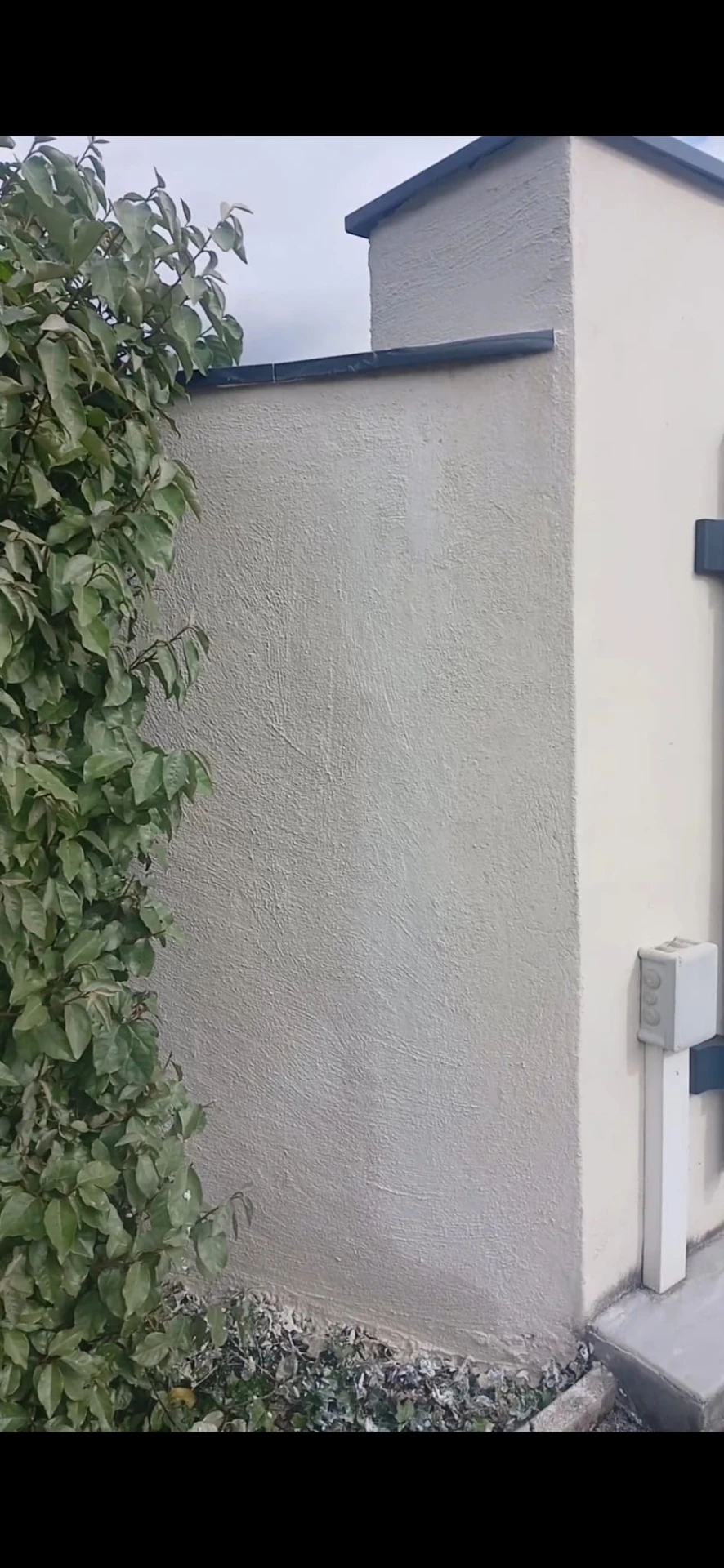 Reprise d'enduit sur mur de clôture — après travaux